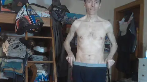 Meu submisso tira a roupa para seu mestre