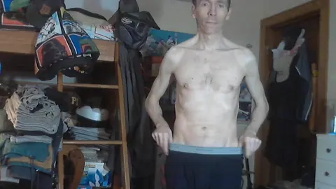 Il mio sottomesso si spoglia per il suo padrone