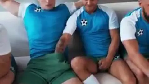 Comendo o amigo durante o Jogo