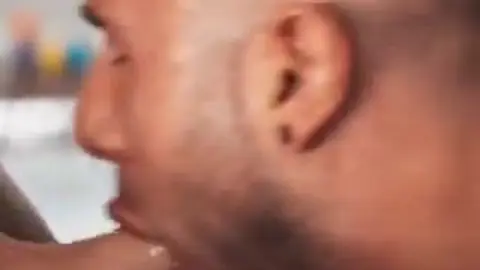 Comendo o amigo durante o Jogo