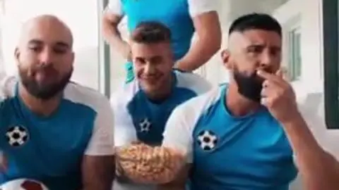 Comendo o amigo durante o Jogo