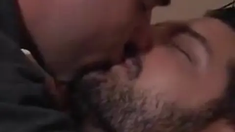 Dois amigos se comendo