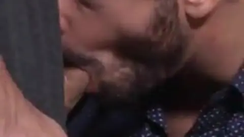 Dois amigos se comendo