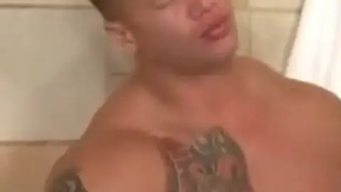 Daddy peludo fodido no chuveiro