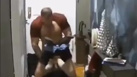 Grandão Comendo Baixinho