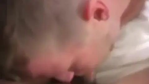 fodendo amigo enquanto ele dorme