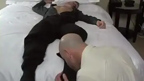 fodendo amigo enquanto ele dorme