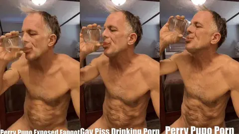 PerryPupo tomándose su orina