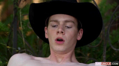 Le minet texan se fait monter en bareback par Johnny Donovan