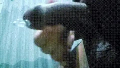 Gros plan sur sa bite percée