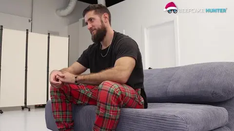 Beefcake Hunter - Hung Santa Gordon