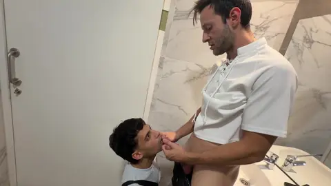 Zalthy e Joseph Grant – Fodo um cara num banheiro público