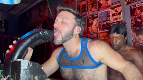 Fétichiste noir sur le bar