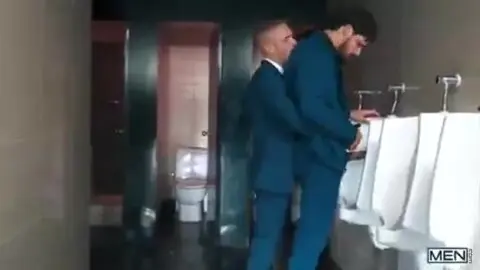 Delícias de Terno no Banheiro