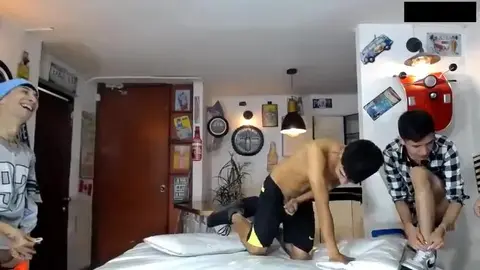 Sexo en grupo con amigos: twinks y camboys