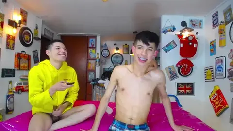 Orgie de twinks sexy en groupe – camboys