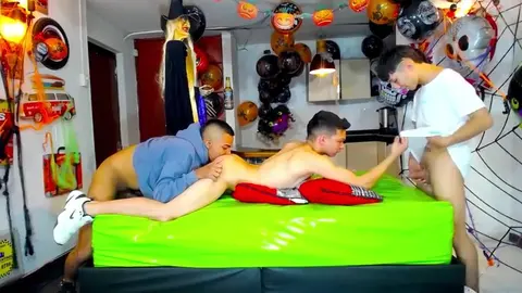 Show cam gay : plan à 4 entre twinks