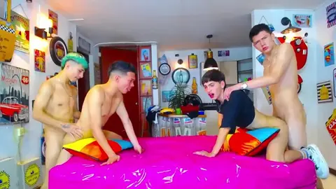 Orgie sexy entre minets et camboys