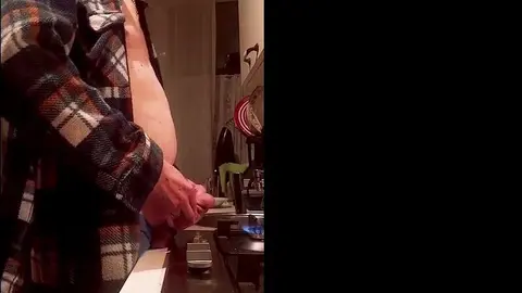 Gros plan sur ma bite et mes couilles