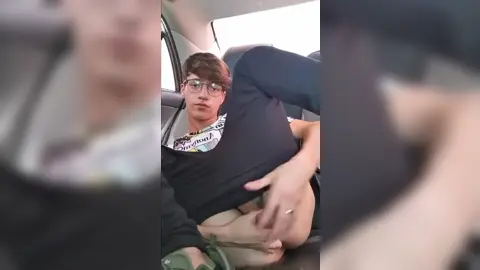 Minet con gli occhiali si masturba in macchina