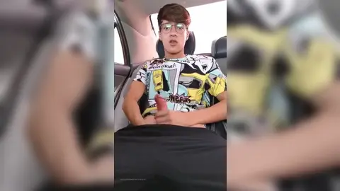 Twink mit Brille wichst im Auto