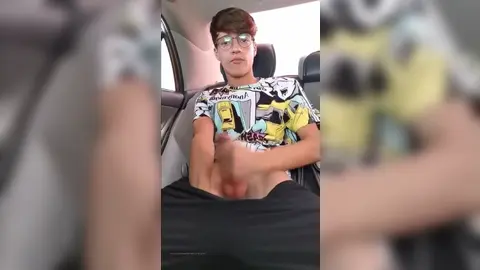 Twink mit Brille wichst im Auto