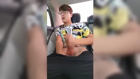 Twink mit Brille wichst im Auto