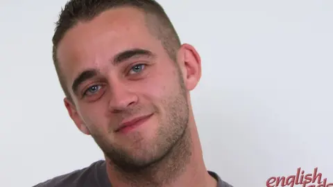 Bezza, le beau gosse hétéro poilu, est de retour pour pénétrer sa grosse bite dans le trou de Dan !