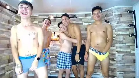 Orgía en grupo con amigos latinos