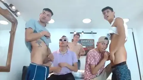 Orgia di camboys e twink in sesso di gruppo