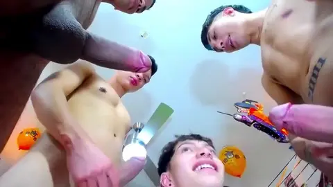 Orgia di gruppo con twink latini