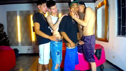 Sexo em grupo com camboys latinos