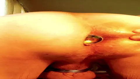 Sigo pajeándome con un dildo en el culo