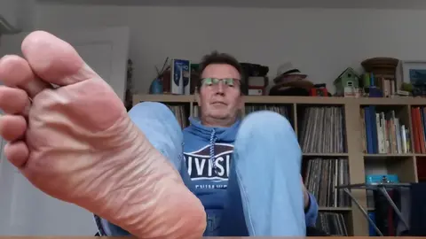 Daddy allemand de 55 ans : grosses plantes de pieds sur le bureau, direct dans ta face.