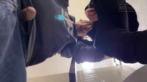 Gay amateur en public 2