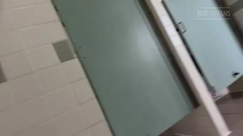 Gay grego bate uma punheta no seu pau grosso de 20 cm na câmera