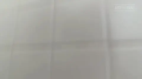 Griego gay se pajea su polla gruesa de 20 cm en cámara