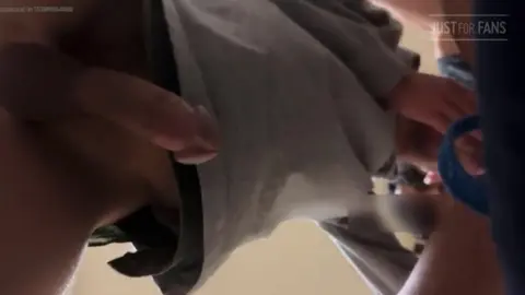 Scopata gay amatoriale in pubblico 4