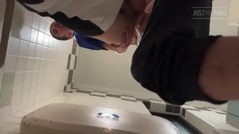 Sexo gay amador em público 5