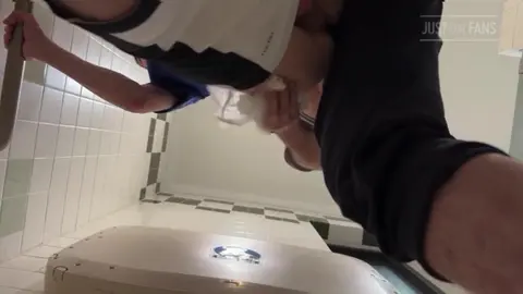 Sesso gay amatoriale in pubblico 5