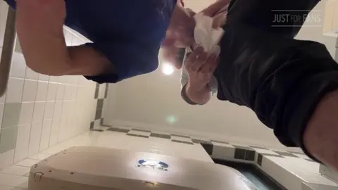 Gay amateur en public 5