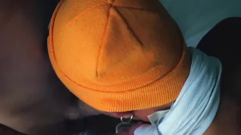 Un skater boy bien bruto me deja los agujeros totalmente destrozados