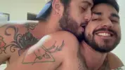 Je suis allé me faire tatouer et le tatoueur m'a baisé