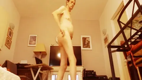 Nouveau stock de strings sur mon corps à poil