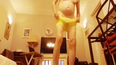 Nouveau stock de strings sur mon corps à poil