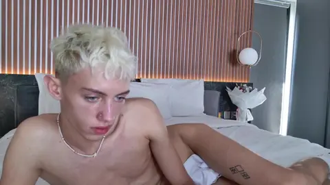 Show porno du twink camboy LeonLure
