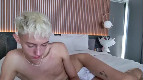 Show porno du twink camboy LeonLure