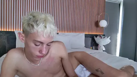 Pornshow mit Twink-Camboy LeonLure