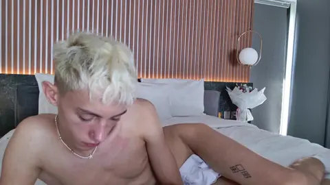 Show porno du twink camboy LeonLure