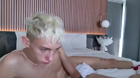 Show porno du twink camboy LeonLure